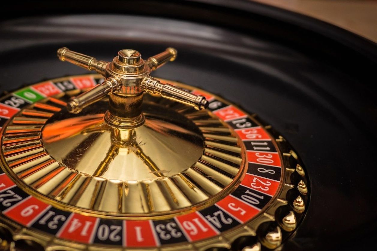 Stimmungsvoll gedeckter Spieltisch im Salzburger ChoicePulseZone Salon