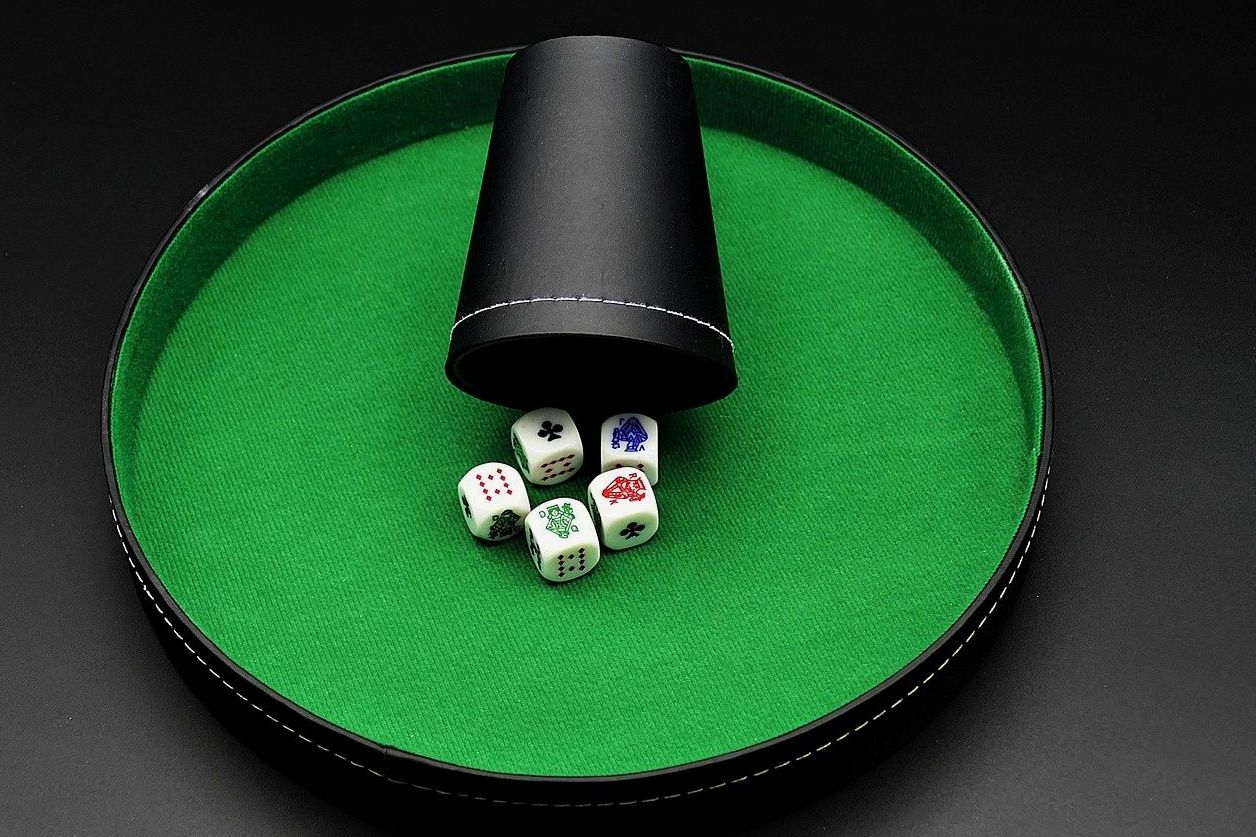 Game Host erklärt einer Gruppe persönlich die Spielregeln